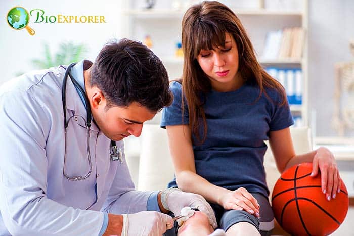 How to become a sports medicine doctor?