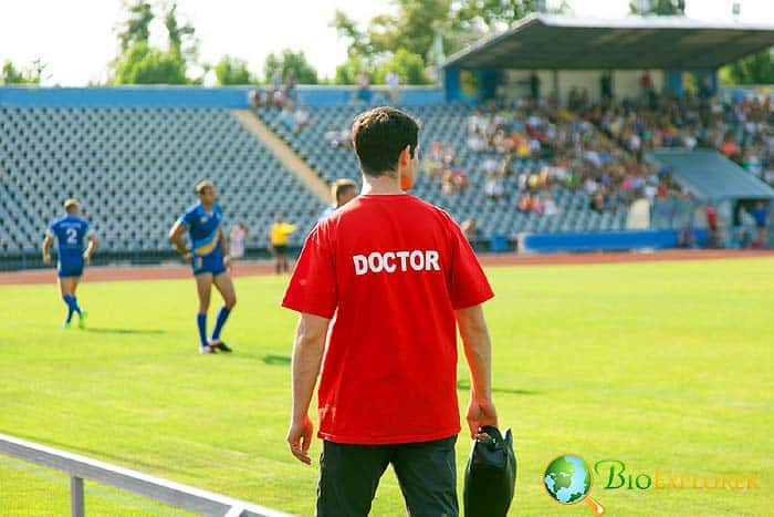 What do sports medicine physicians do?